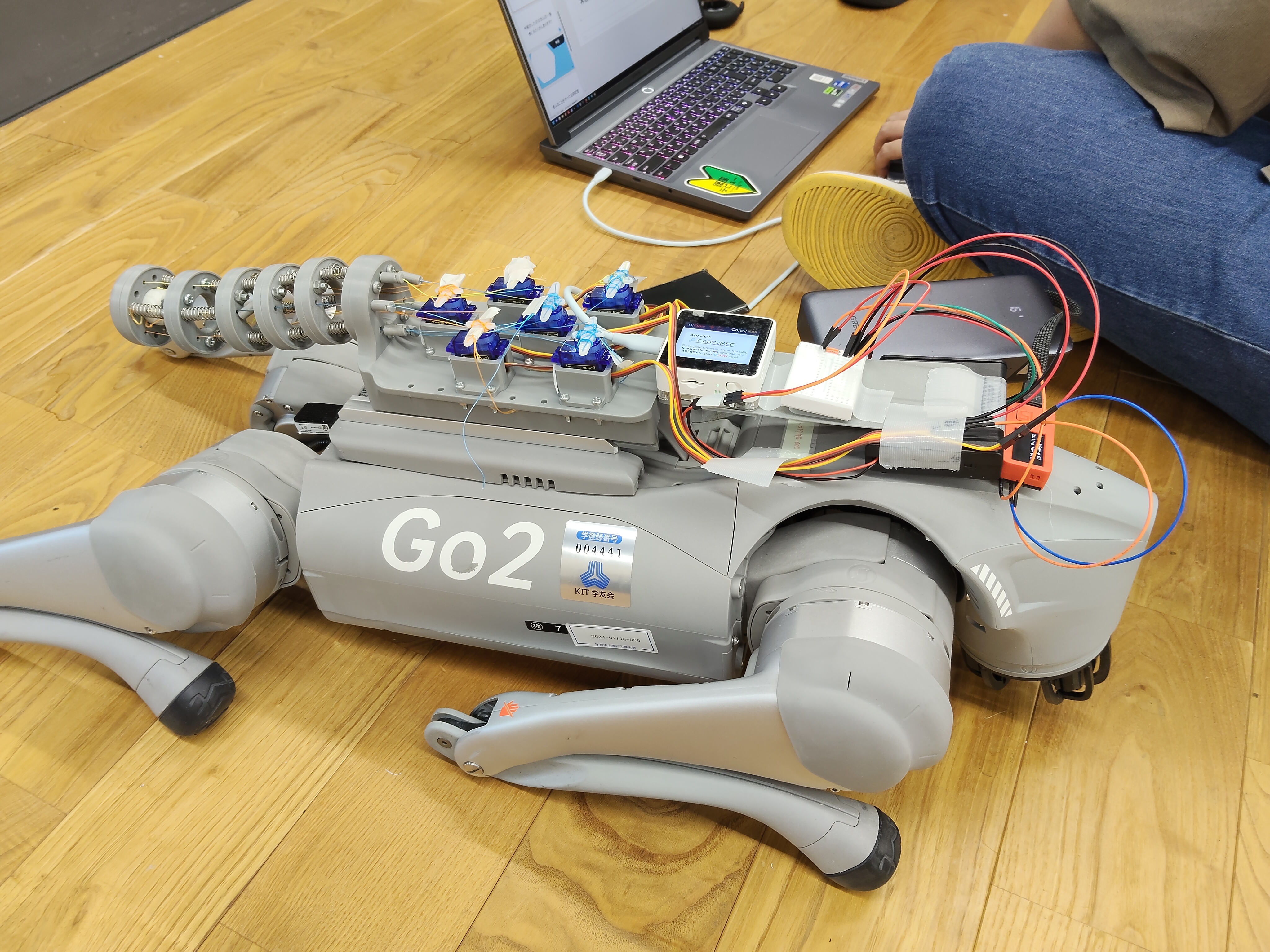機器を搭載した四足歩行ロボット