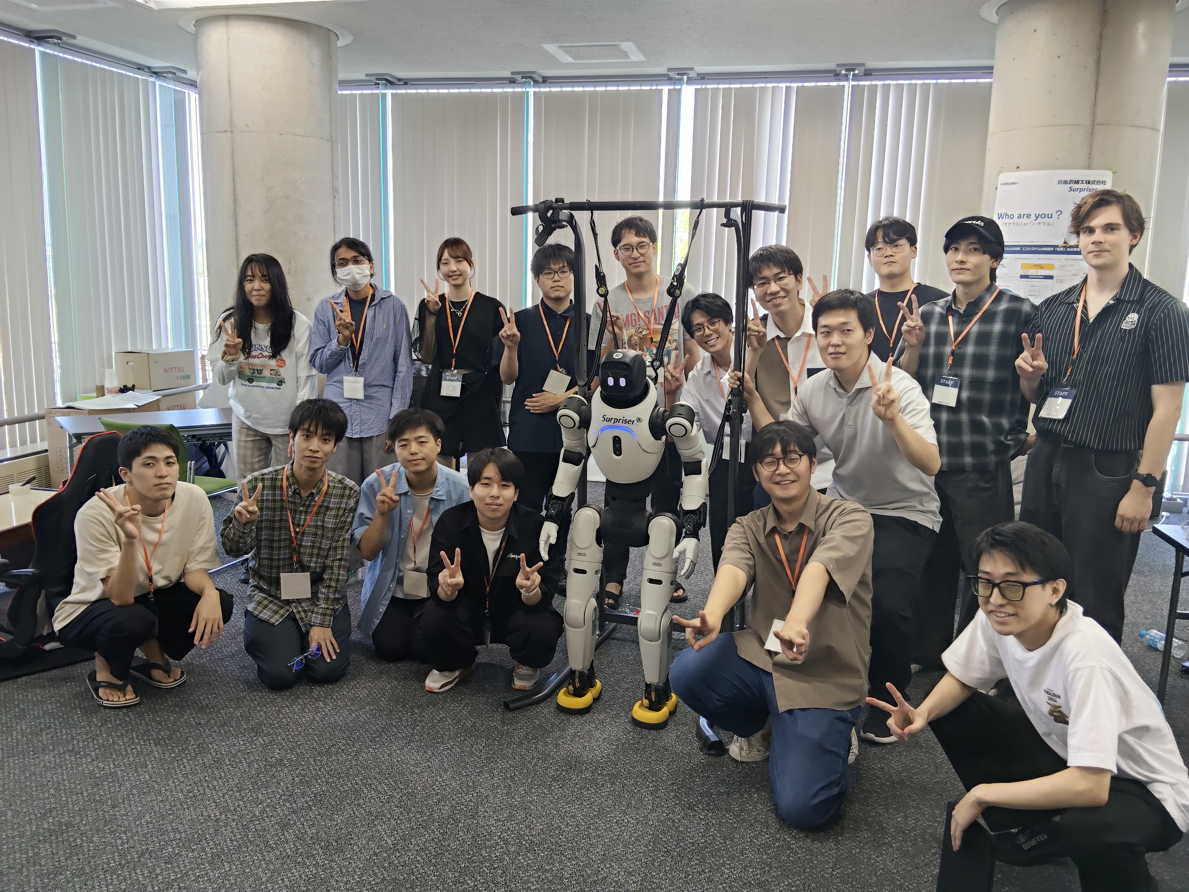 学生とロボットの集合写真